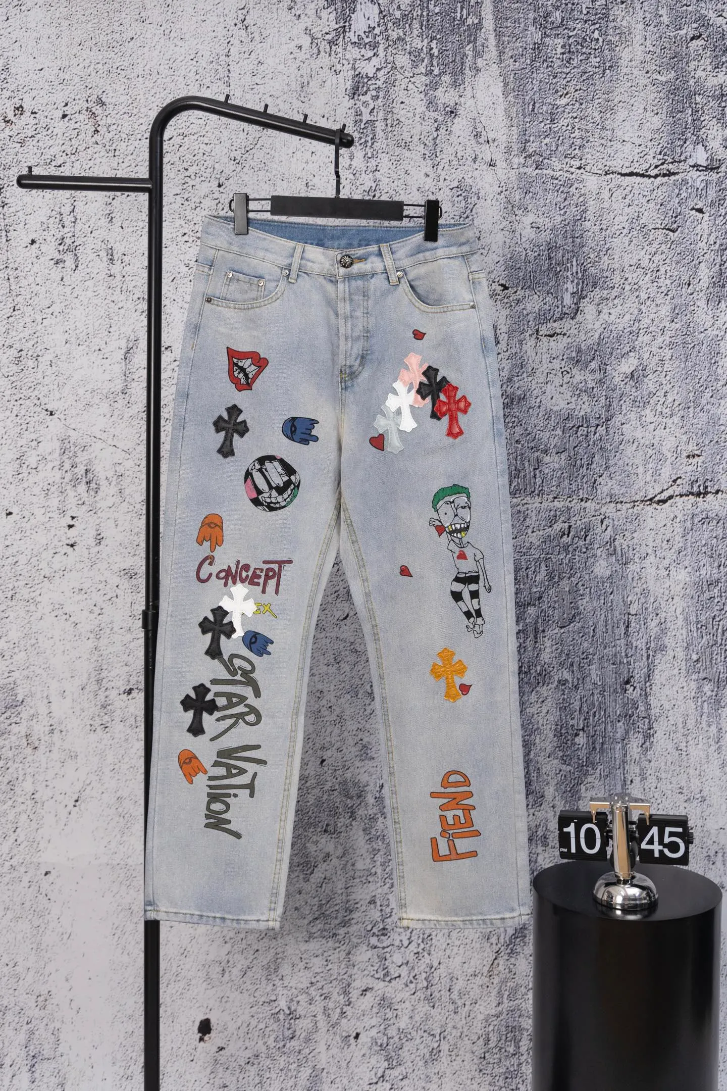 P250 Chromehearts CH limited street graffiti jeans, light blue washed denim, covered with crosses, stars, cartoon characters and other hand-painted graffiti, full of street feel. The counter price is 34W level, patchwork cross flower embellishment, washed jeans! ! An absolutely high-end luxury product, a 1.9W-level god-level single product, a super popular product, made by top heavy industry, a magic weapon that cannot be missed! [About Zangyin] This is an extremely luxurious fashion brand that can also be called the aristocracy of the high street. It has always been an exclusive brand for some hipsters or rich second generations. Compared with ordinary high streets, it is more luxurious and noble. Compared with luxury brands, it is more fashionable and individual. It has always been a brand that I have a special liking for. [Top heavy industry fashion design] Consistently high-street luxury style. Speaking of this style, the Zangyin family and GU family are definitely the leading representative brands. Especially the Zangyin family has really achieved a state-of-the-art effect in creating high-street style. The unique washed material is used to create this style. The color system is already quite eye-catching. After it is decorated with patchwork cross flowers, it cleverly highlights the charm of the brand. Secondly, this style uses classic The high-waist cutting design highlights the long legs and fashionable temperament of the upper body. The brand is highly recognizable and the slim fit configuration is more suitable for daily wear. It is a product that interprets personality, fashion, and specifications at a glance. This single product is enough to make any fan excited. It can be a white T-shirt for a youthful college style, or a tight suspender for a royal style. It has strong matching ability and can be easily controlled by men.  [Materials and craftsmanship] Needless to say, this point goes without saying. As an excellent craftsman brand, Zangyin’s requirements for details and craftsmanship are really perfect. The washed color of this model has gone through so many processes, not to mention the embellishment of denim appliques. It is also purely hand-made and sewn. Just like what they believe in, only hand-made things have soul and have the meaning of wear. A top-notch heavy-duty fashionable denim item, I look forward to your perfect interpretation! !  Color: blue Size: 28-36